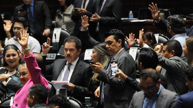 - La bancada de Morena, encabezada por Ignacio Mier, vota en contra de una de las reservas. FOTO: DANIEL AUGUSTO /CUARTOSCURO.COM