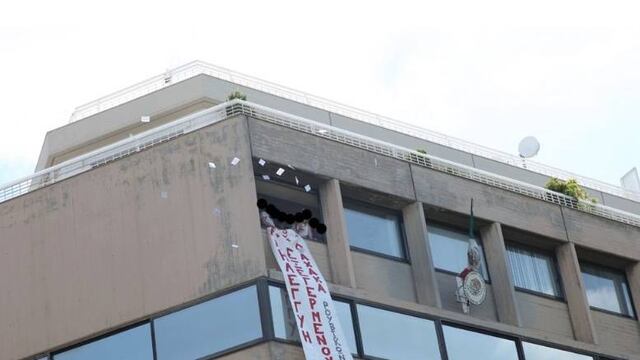 Protesta en Embajada de México en Atenas.