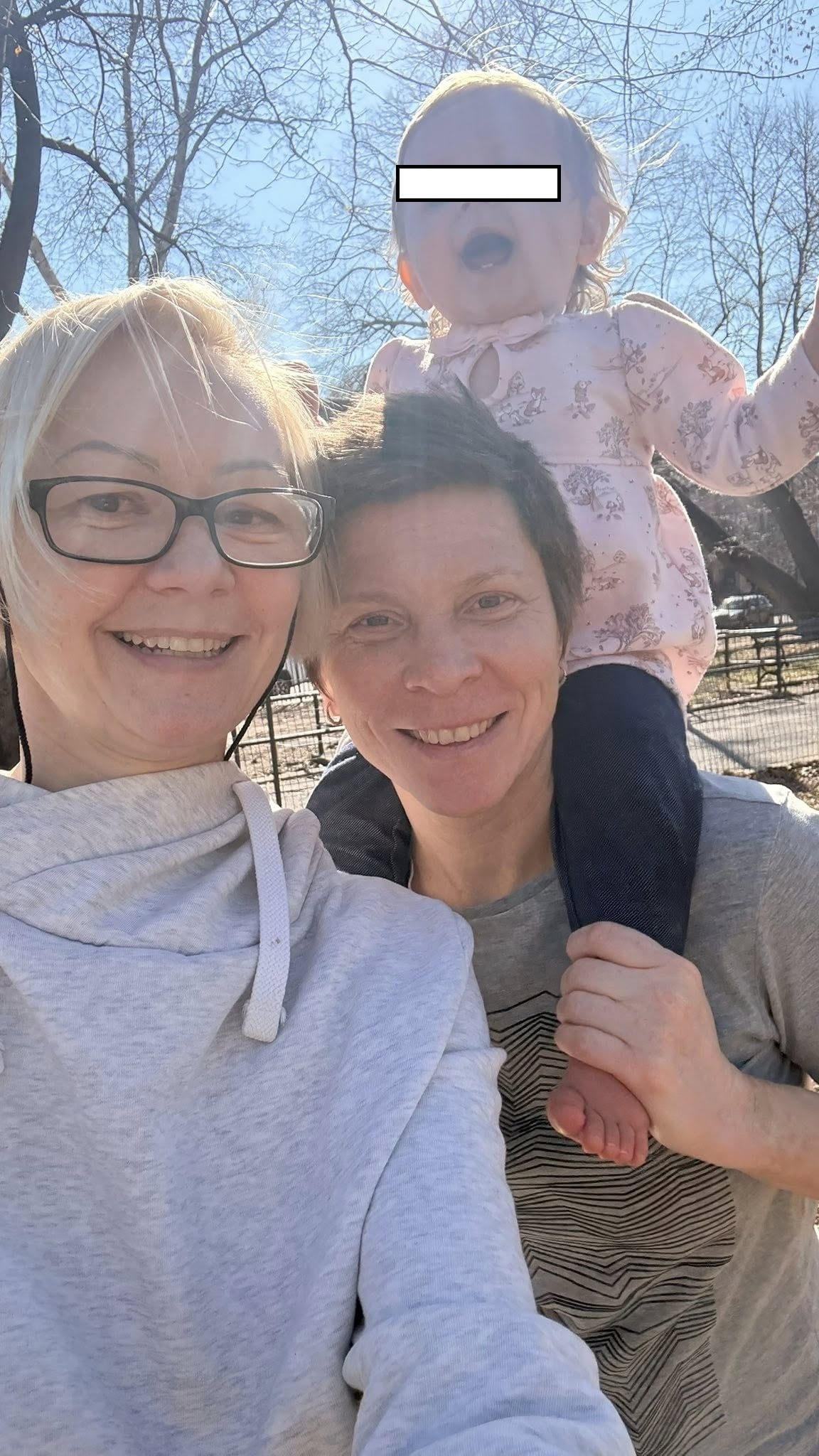 Julia Buruleva con su hija y su esposa/esposo.