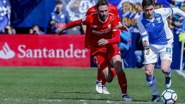 Layún persigue a su rival.