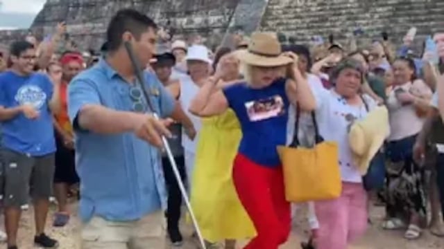 Lady Chichén Itzá paga multa por subir a pirámide de Kukulcán