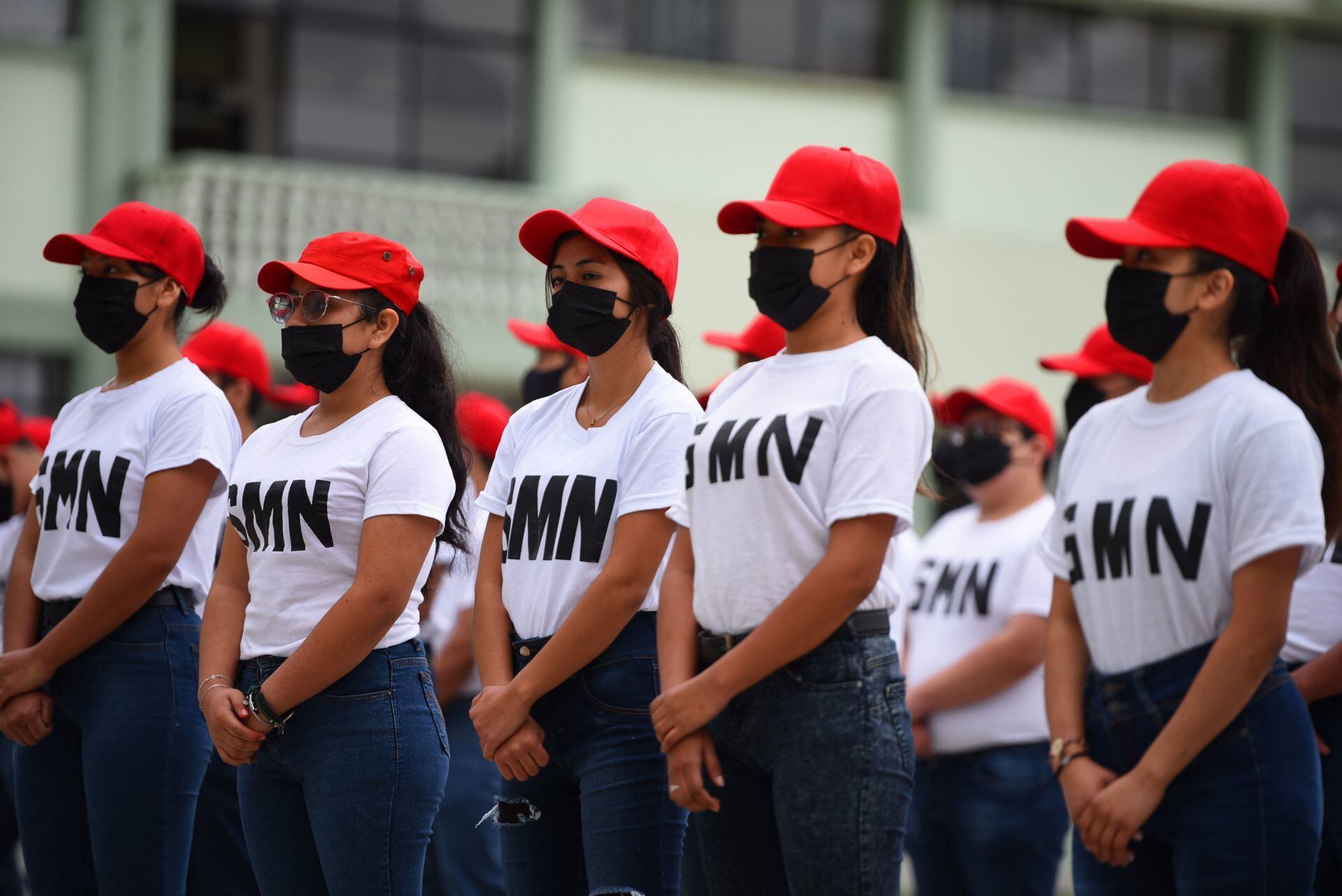 Mujeres se presentan al servicio militar