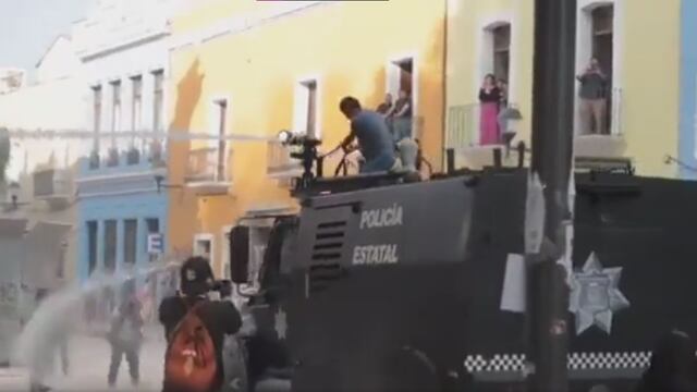VIDEO: Hombre se sube a camión en Tlaxcala para evitar represión de Policía Estatal en el Día Internacional de la Mujer