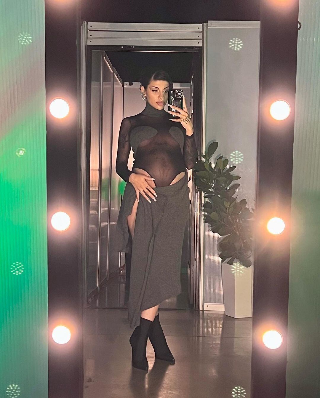 Cazzu se muestra embarazada y de vacaciones con Christian Nodal.