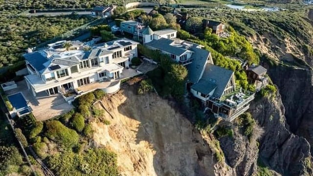 Por construir en un acantilado, estas carísimas casas de California están a punto de caer al vacío