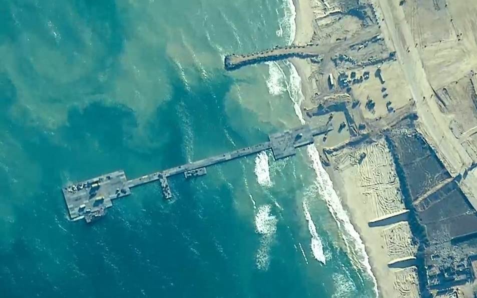 Muelle temporal construido por soldados de Estados Unidos