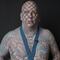 Consigue record Guinness por ser el hombre con más cuadros tatuados en su cuerpo