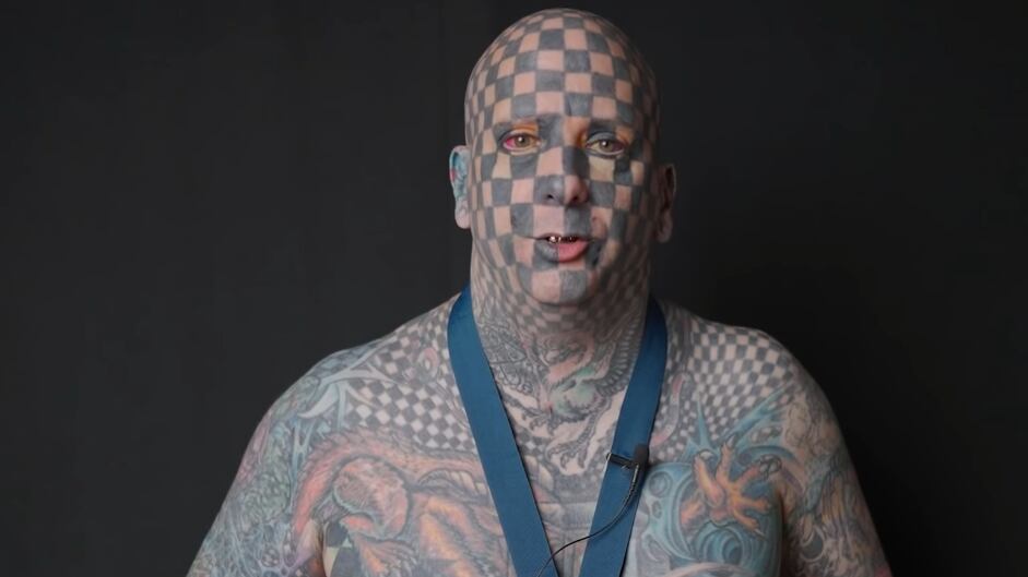 Consigue record Guinness por ser el hombre con más cuadros tatuados en su cuerpo