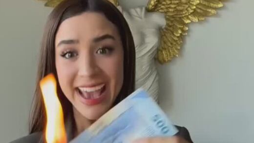 Tammy Parra quema billete de 500 pesos para hablar de finanzas y no aceptan el privilegio desde donde lo hizo