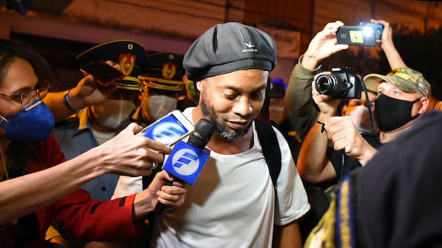 Brazilian retired football player Ronaldinho arrives at a hotel in Asuncion where he and his brother will serve house arrest after a judge ordered their release from jail on April 7, 2020. - A judge in Paraguay ordered the release of Ronaldinho and his brother Roberto Assis into house arrest after the siblings spent almost exactly a month in jail awaiting trial on charges of using false passports to enter Paraguay. Lawyers for the men posted bail of $1.6 million. (Photo by Norberto DUARTE / AFP)