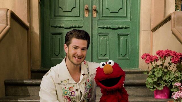Andrew Garfield y Elmo