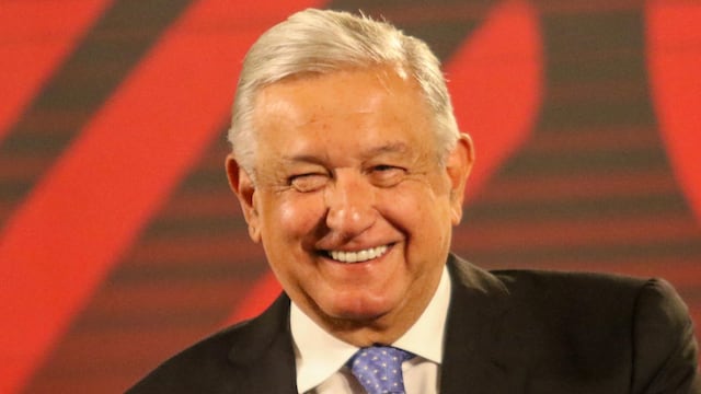 AMLO rechaza pero justifica uso de helicóptero de la Marina para trasladar a una mascota de béisbol en Macuspana, Tabasco