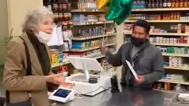 Mujer regala su premio de lotería