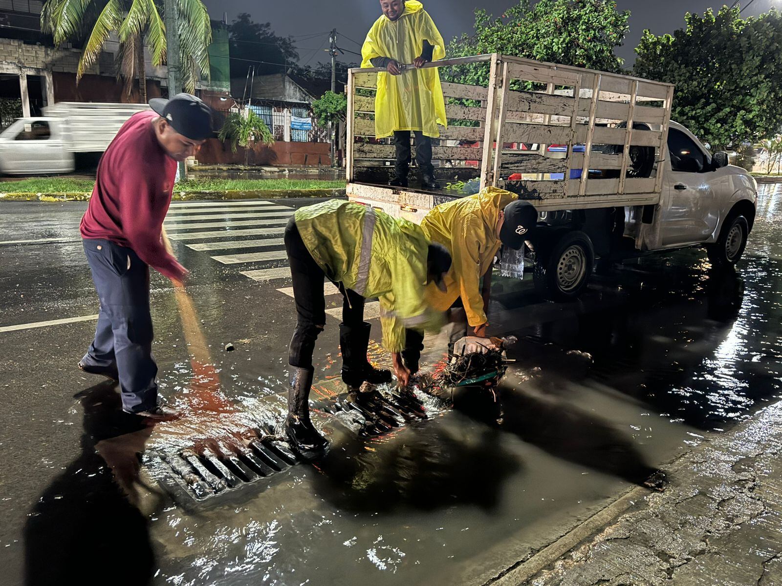 Pablo Gutiérrez vigila labores preventivas por lluvias en Cancún
