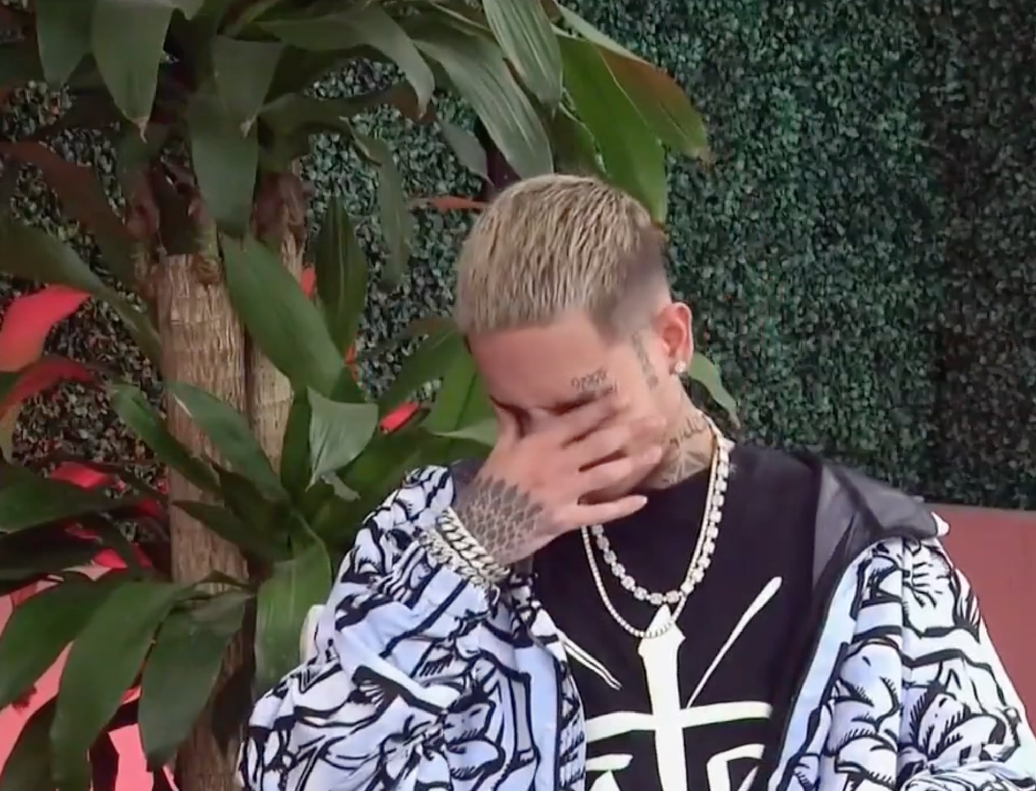 Natanael Cano llora en entrevista