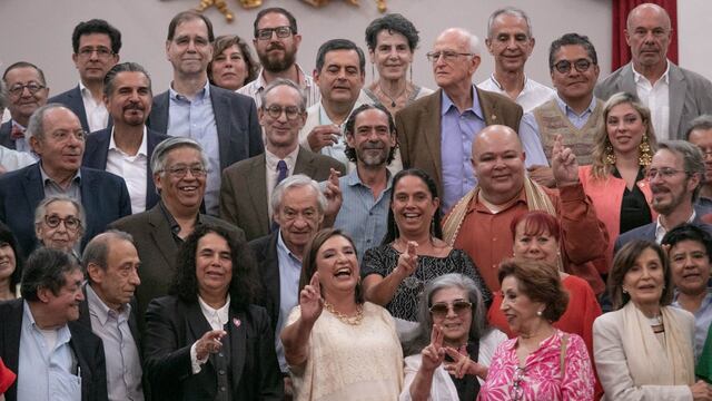 Xóchitl Gálvez, candidata a la presidencia de la república por la coalición Fuerza y Corazón por México acompañada de intelectuales