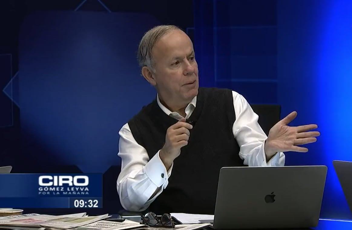 Ciro Gómez Leyva bromea con sus compañeros sobre inteligencia artificial