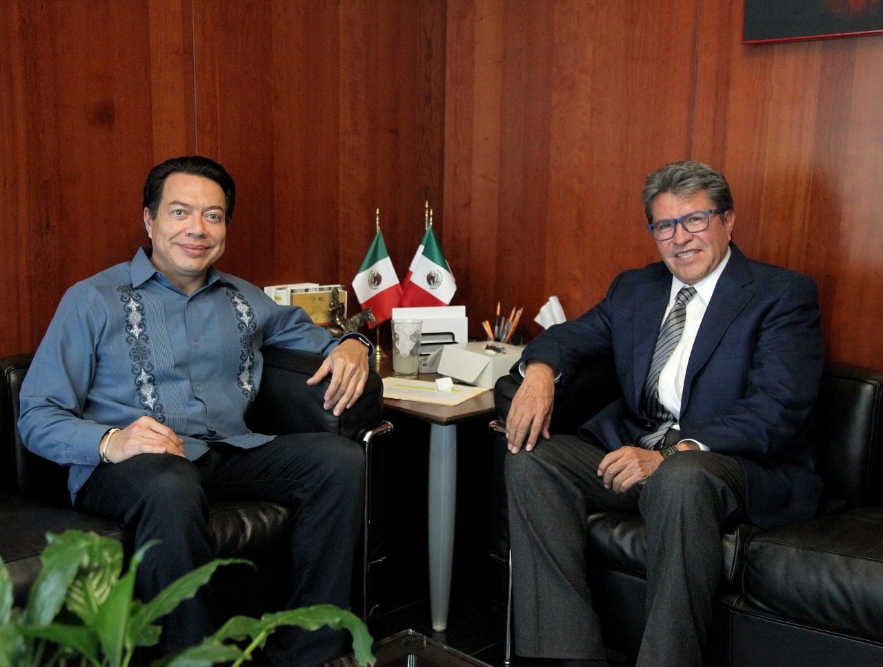 Ricardo Monreal y Mario Delgado sonríen como si el senador no hubiera sido exhibido