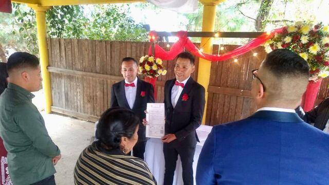 Pareja purépecha gay se convierte en la primera en casarse