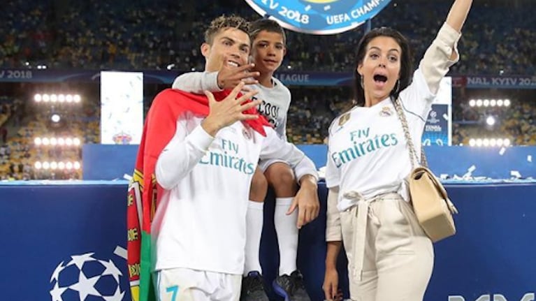 Cristiano Ronaldo, su hijo y su pareja Georgina, en el Real Madrid.