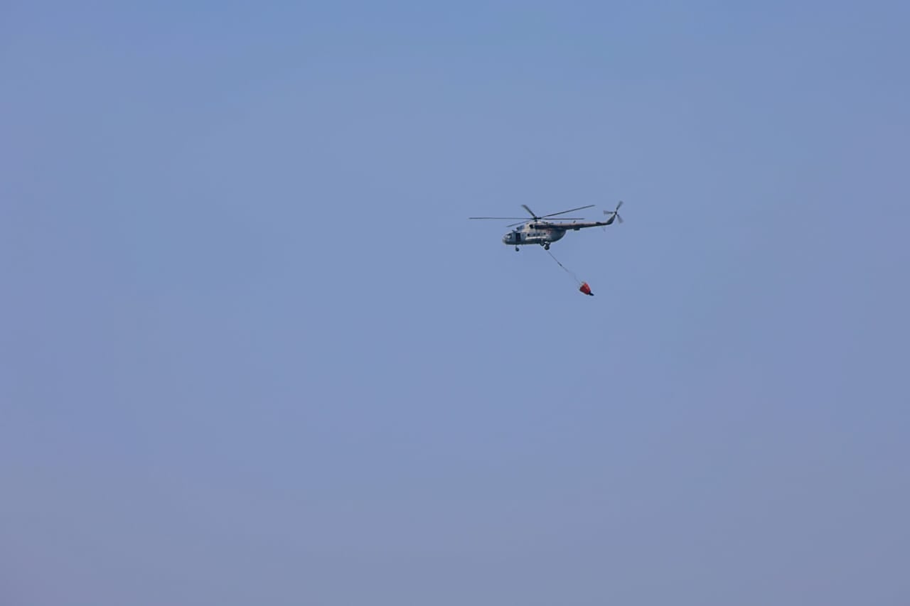 Helicóptero de la Sedena se suma a combate de incendio en El Veladero