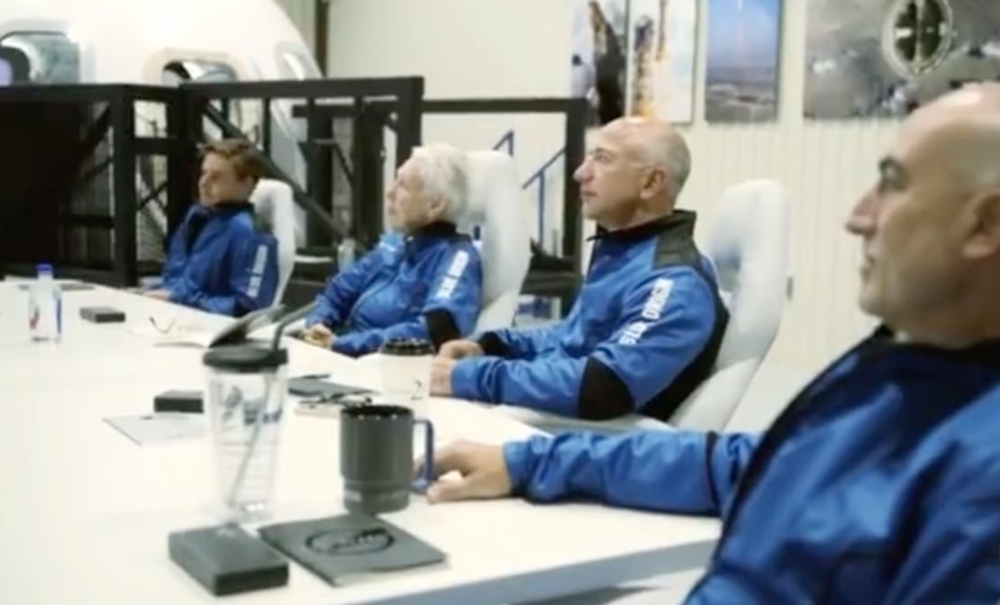 Jeff y Mark Bezos, Wally Funk y Oliver Daemen