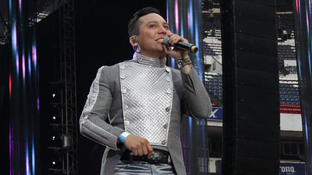 Edwin Luna durante un concierto de La Trakalosa