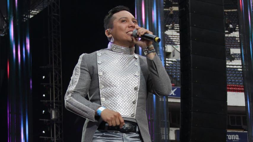 Edwin Luna durante un concierto de La Trakalosa