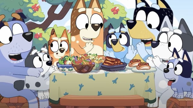 Bluey y Bingo comen barbacoa