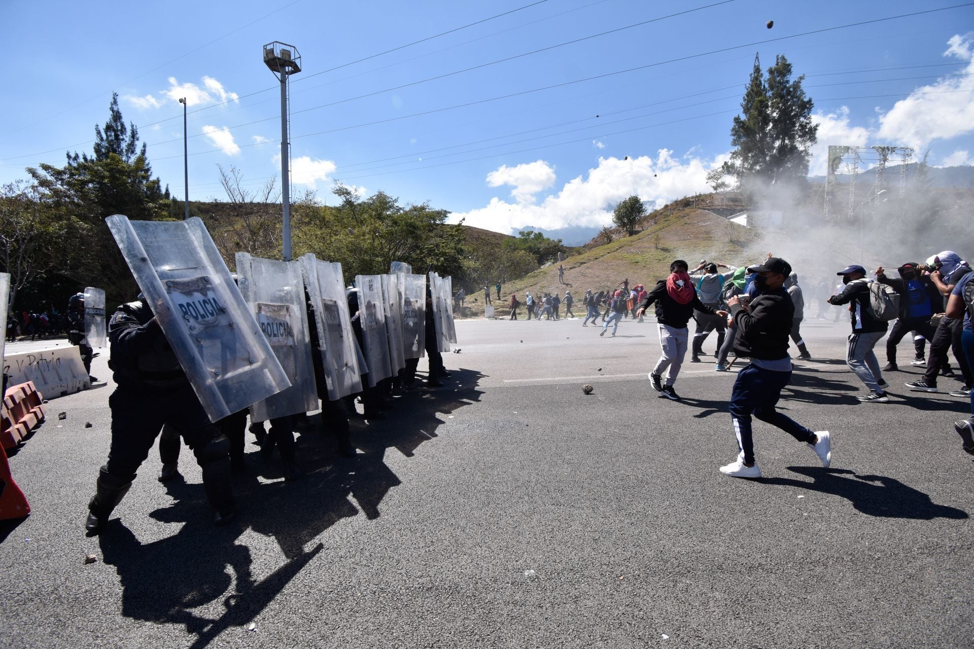 Normalistas se enfrentan a la Guardia Nacional en Guerrero
