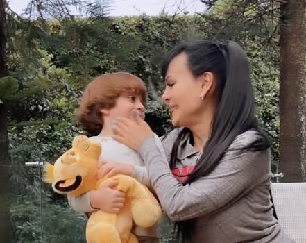 Maribel Guardi y su nieto José Julián