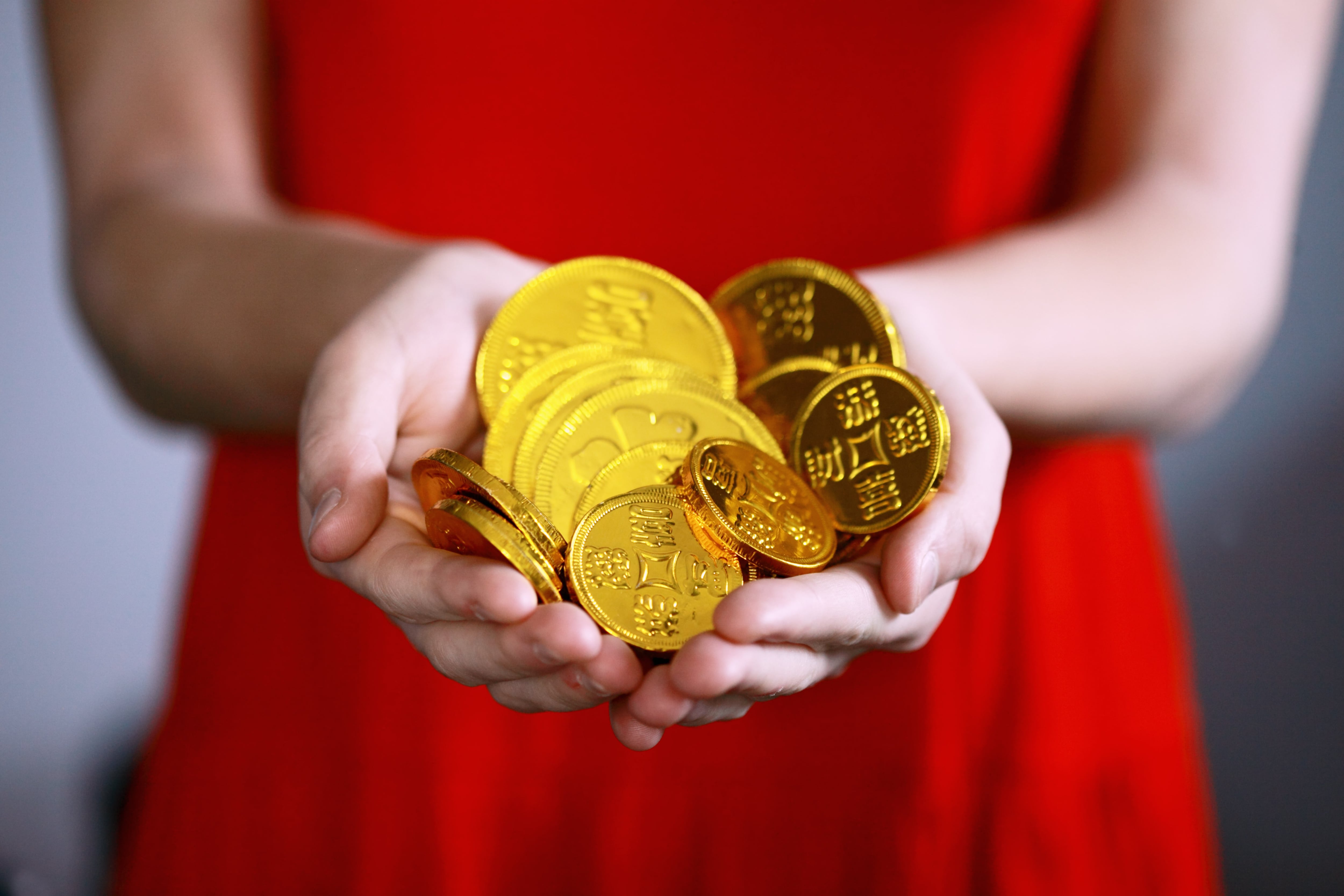 Mujer con monedas doradas