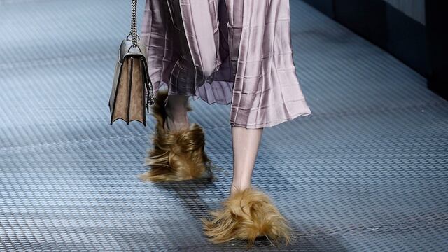 Zapatos con mechones de pelo de la colección Otoño-Invierno 2015-2016 de Gucci.