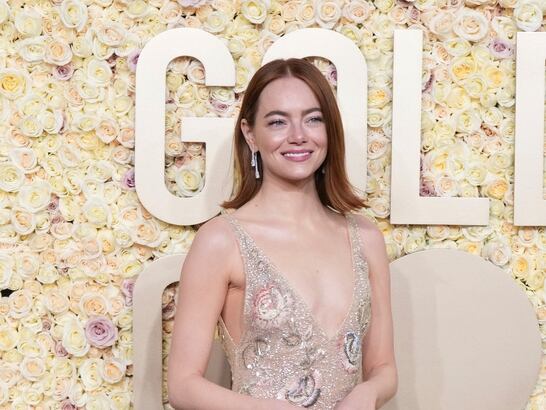 Emma Stone en los Globos de Oro 2024.
