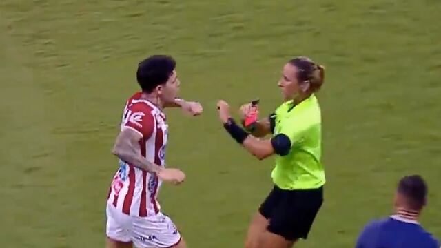 Jugador intenta golpear a árbitra