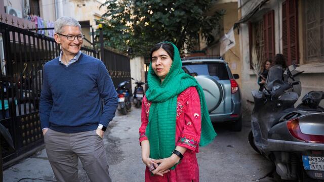 El CEO de Apple, Tim Cook, y la ganadora del Premio Nobel de la Paz, Malala Yousafzai, visitan a estudiantes libaneses y sirios en Beirut, Líbano.