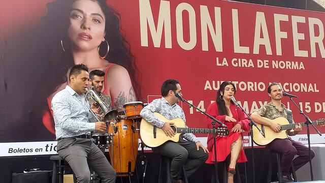 Mon Laferte pisa escenario de Coachella