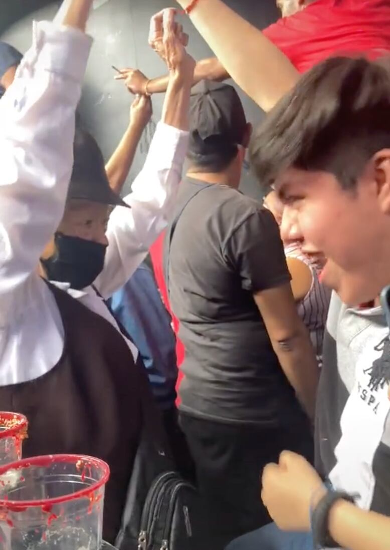 Adulta mayor en baile de perreo