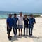 Un remojado Gerardo Fernández Noroña en Caleta Tankah participa en sondeo callejero en Quintana Roo