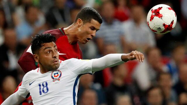 Gonzalo Jara disputa balón con Cristiano Ronaldo
