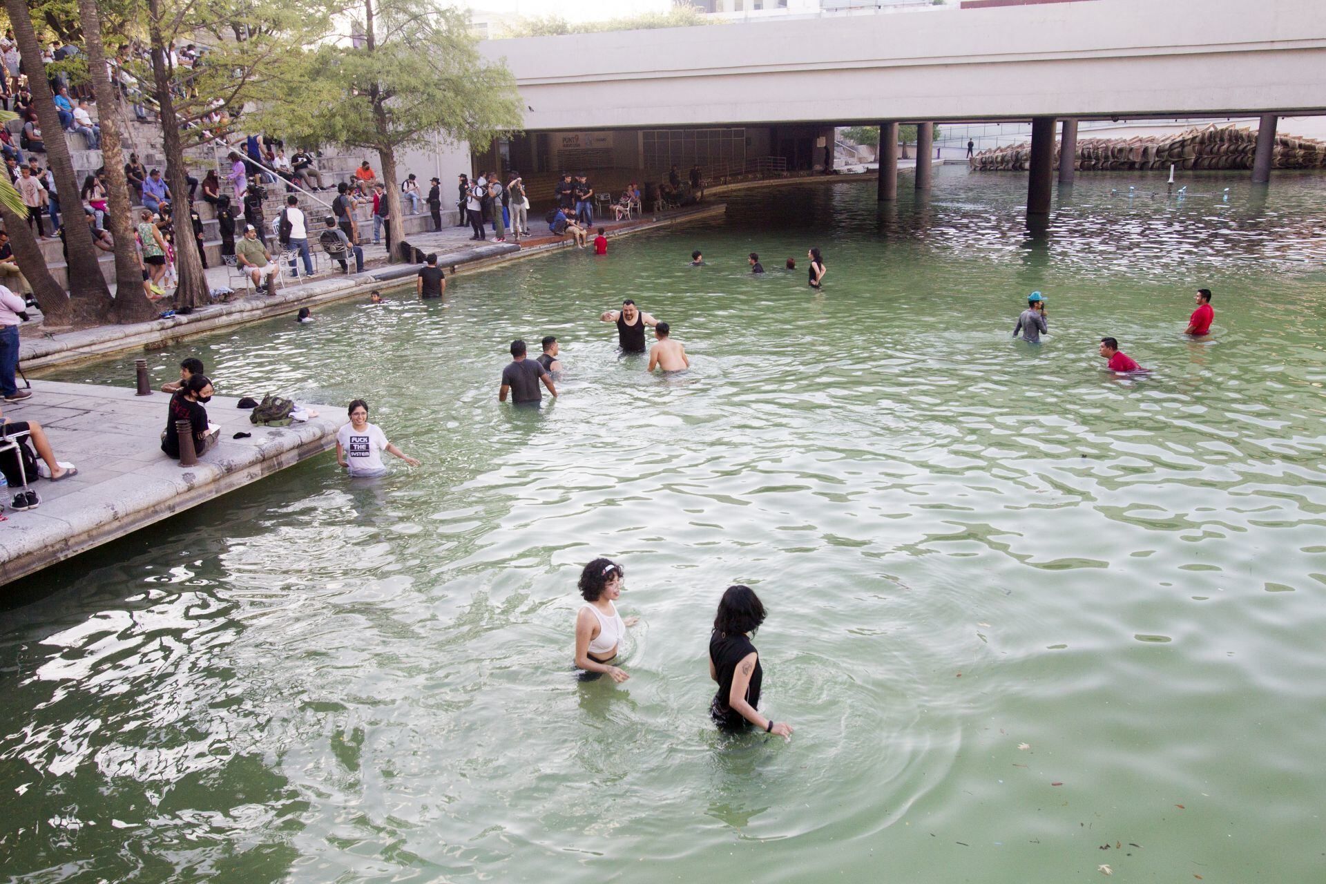Baño masivo en Monterrey, Nuevo León
