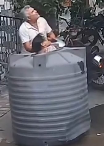 Un tinaco le cayó encima de la nada y vivió para contarlo