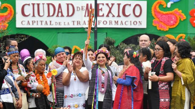 Clara Brugada, jefa de gobierno, encabezó la "Caravana de la capital de la transformación" sobre la calle 5 de mayo hacia el Palacio del Ayuntamiento