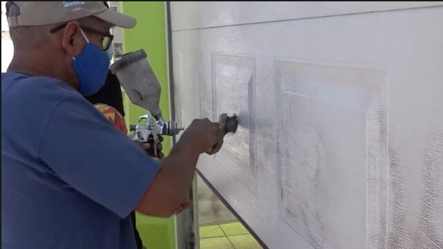 Vecinos borran pintas