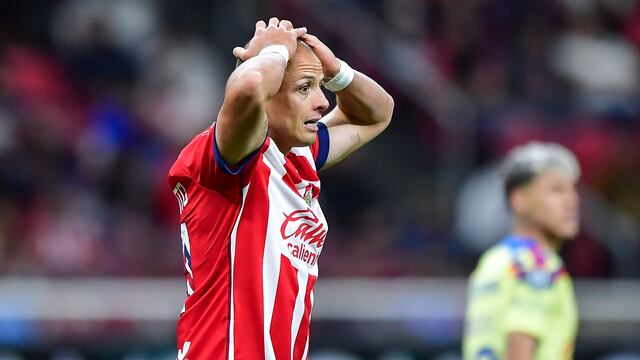 Chicharito Hernandez se lamenta tras una jugada en el Clásico Nacional ante América