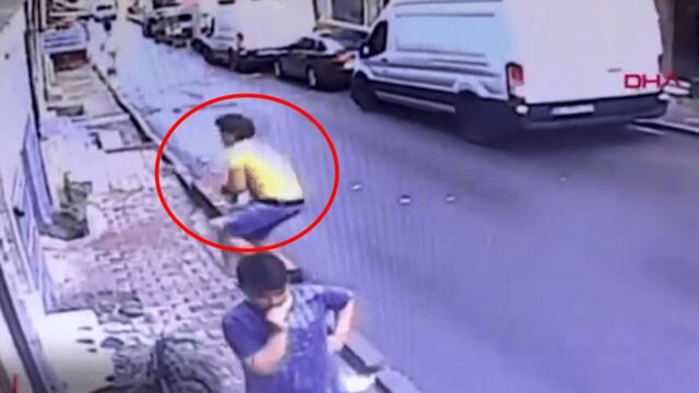 El dramático momento en que joven atrapa a niña.