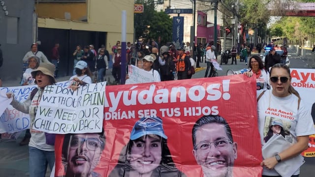 Colectivos de personas desaparecidas protestaron horas antes rumbo al estadio Banorte.