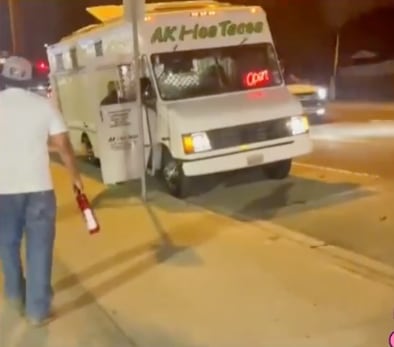 Hombre destruye puesto de tacos rociando extintor en la parrilla