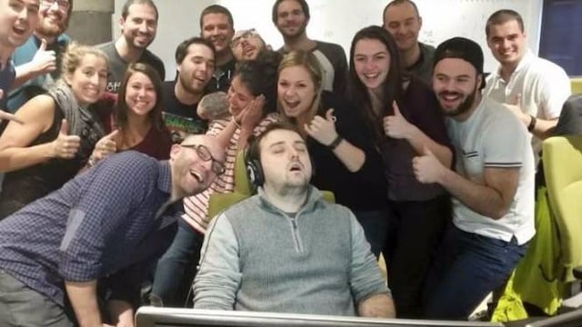 Se queda dormido en el trabajo.