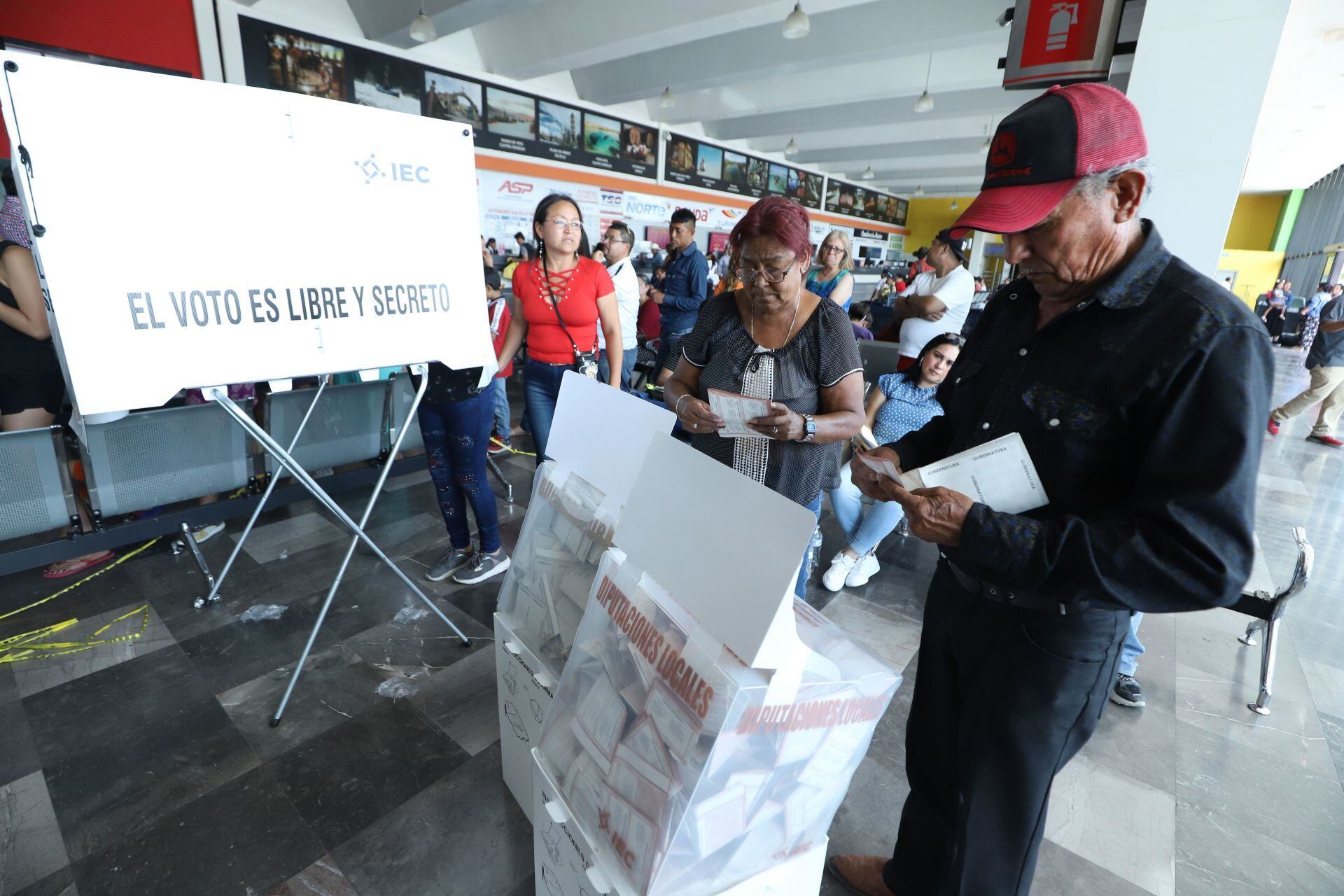 Saltillenses abarrotaron la casilla especial instalada en la Central de Autobuses, el día de hoy se elegirá a nuevo gobernador de la entidad y diputados locales.